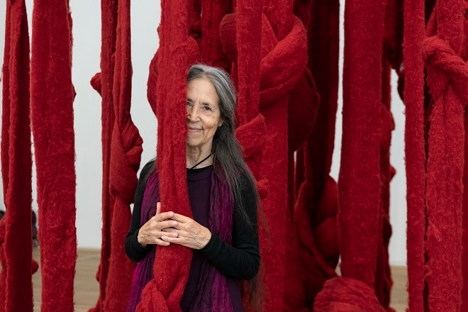 테이트 모던에 설치된 작품 과 세실리아 비쿠냐. 출처: Portrait of Cecilia Vicuña in front of Quipu Womb 2017 at Tate Modern, 2022 c. Cecilia Vicuña. Photo Lucy Dawkins.