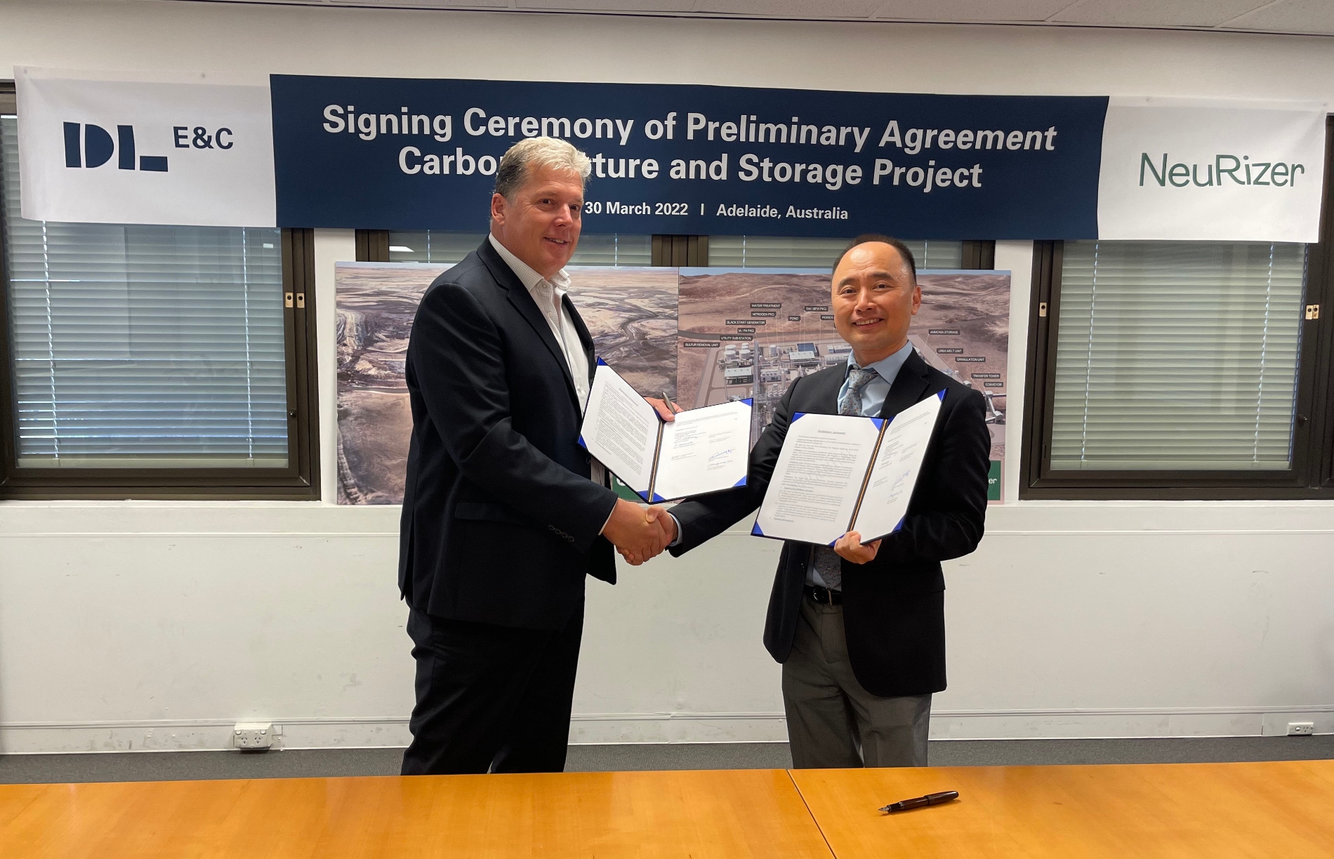 DL이앤씨 마창민 대표이사(오른쪽)가 뉴라이저사 필 스테이블리 사장(왼쪽)과 탄소 포집 · 활용 및 저장 시설 건설을 위한 개념설계와 기본설계를 수행하는 우선 계약 합의서를 체결했다. / 사진제공=DL이앤씨