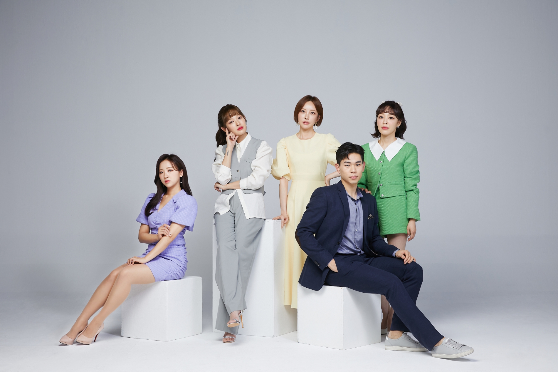 카카오쇼핑라이브 전속 진행자 (왼쪽부터) 배혜지, 이시아, 담쓰, 김주승, 오민화. 사진=카카오