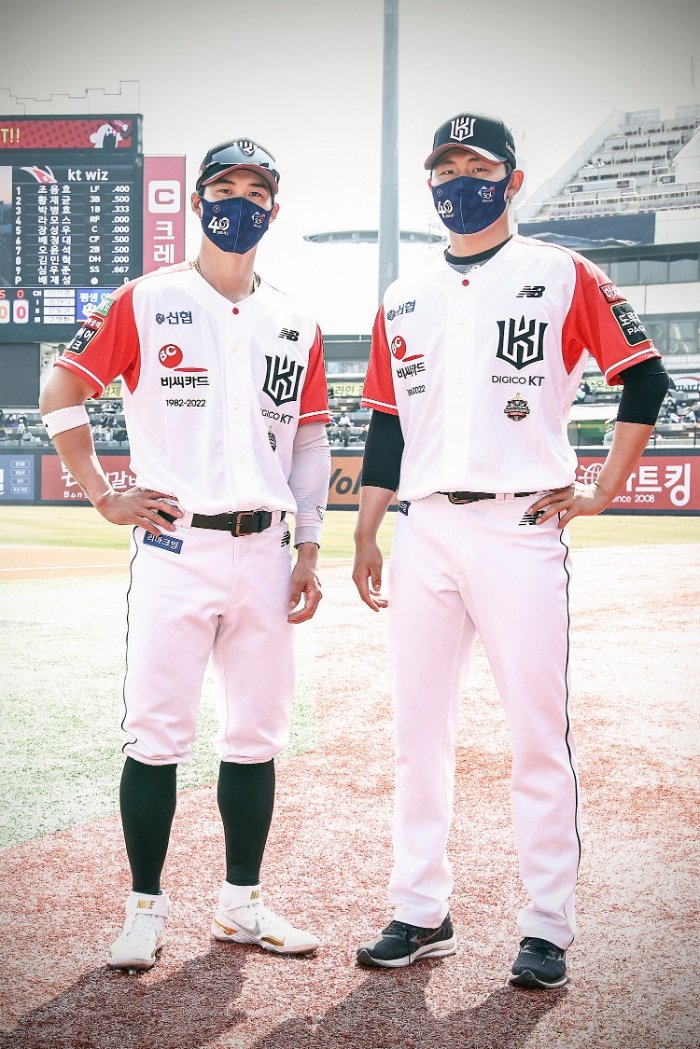 왼쪽부터 배정대 KT위즈 외야수와 소형준 투수가 스페셜 유니폼을 입고 기념 촬영을 하고 있다. /사진제공=BC카드