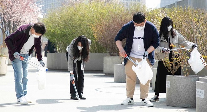 SK지오센트릭 나경수 사장(왼쪽 첫번째)과 신입사원들과 6일 서울로 주변에서 폐플라스틱 등 쓰레기를 줍는 봉사활동을 진행했다. 제공=SK지오센트릭.