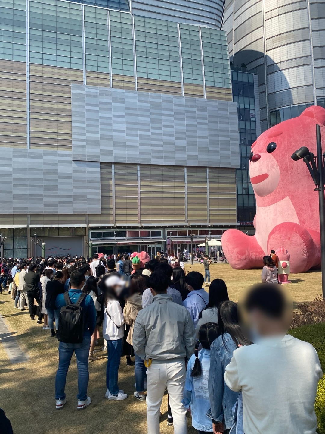지난 주말 잠실 롯데월드 타워 앞 벨리곰과 사진 찍기 위해 사람들이 줄을 서 있는 모습./사진=홍지인기자