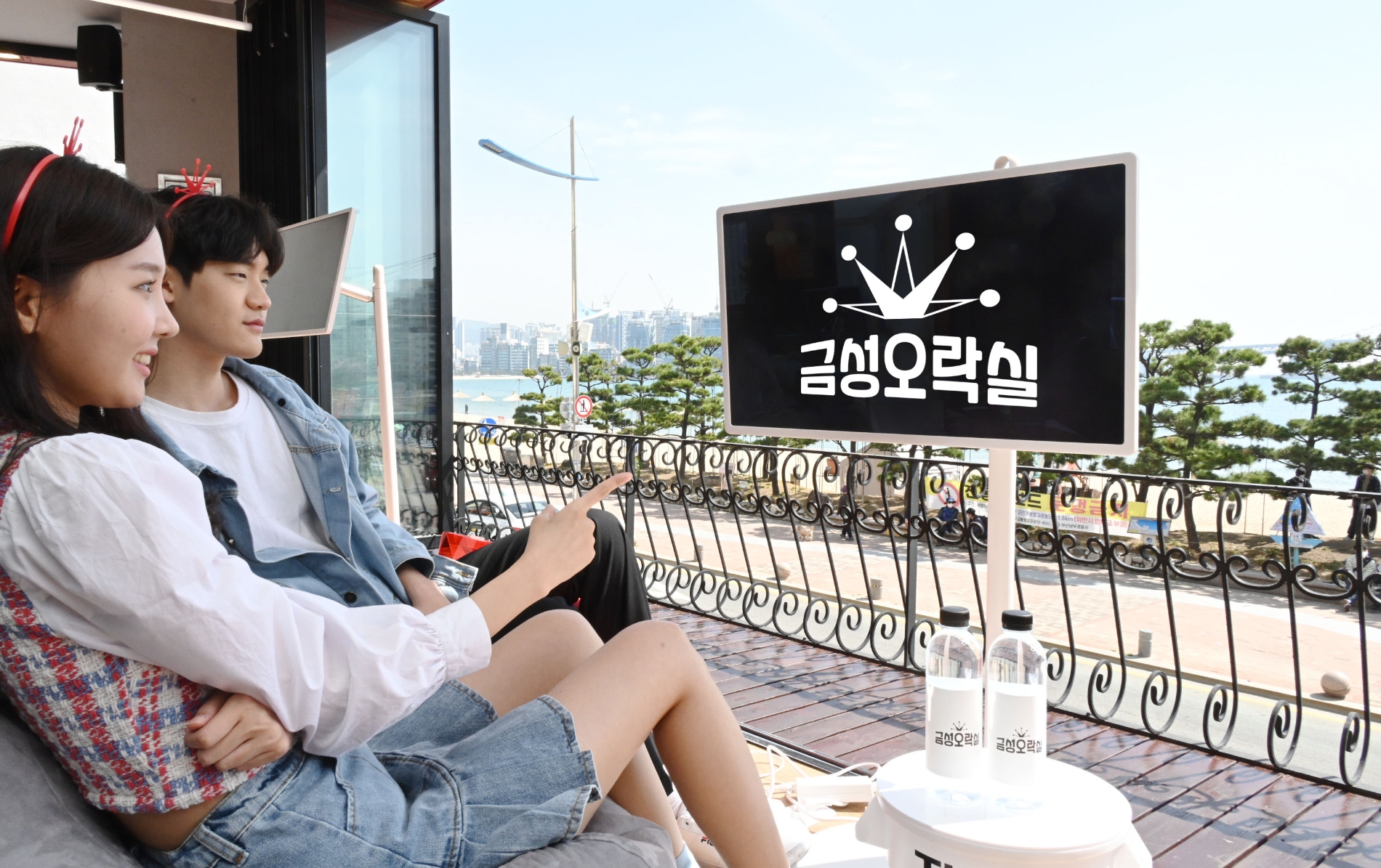 LG전자가 4월 6일부터 6월 5일까지 부산 광안리에 올레드 TV로 게임을 즐길 수 있는 ‘금성오락실’을 오픈한다. 사진=LG전자