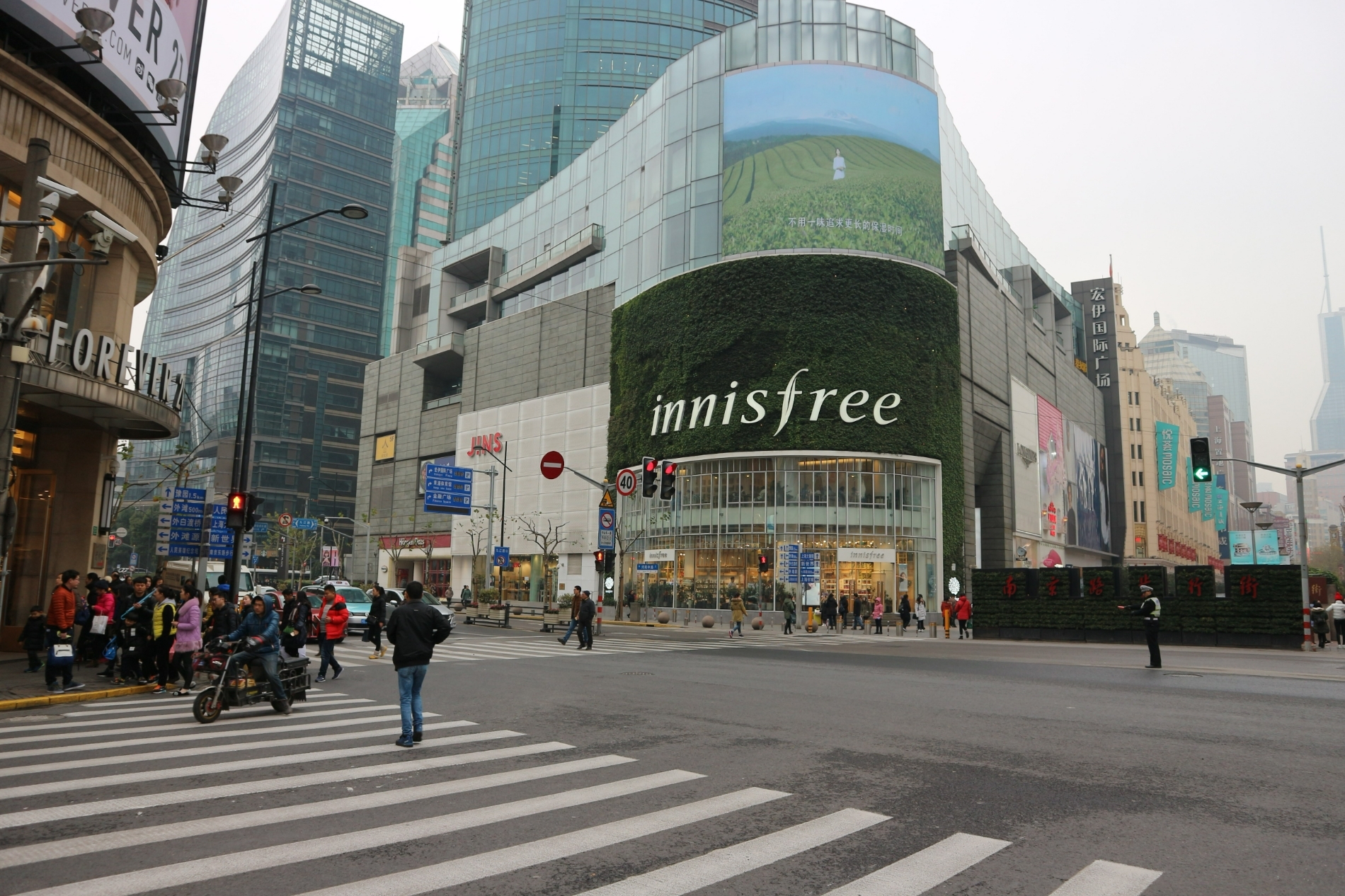 중국의 코로나19 재확산세는 1분기 실적넘어 상반기 실적에도 영향을 끼칠 것으로 보인다. 사진은 현재는 폐점한 이니스프리 난징동루점./사진제공=본사 DB
