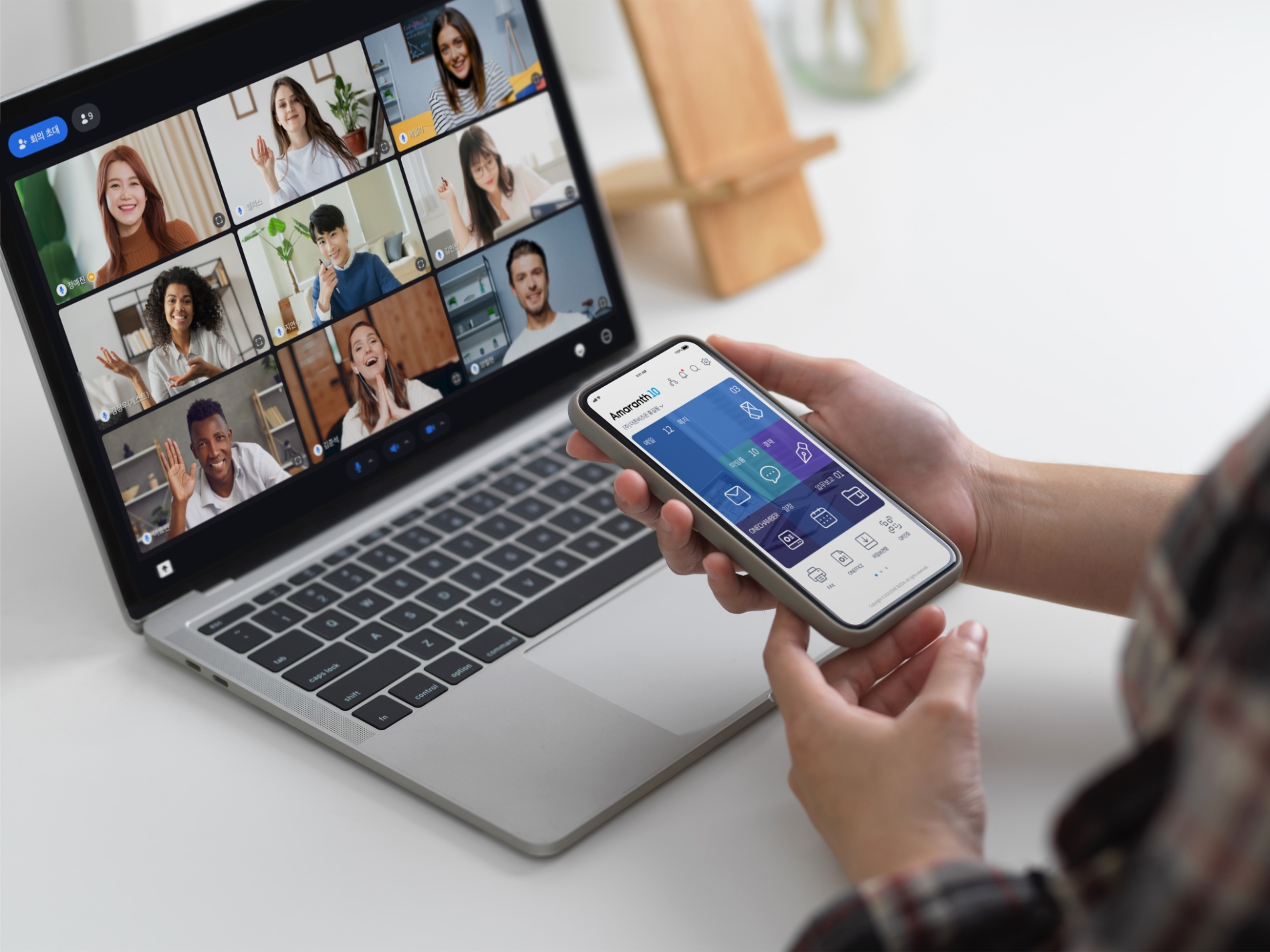 SK텔레콤이 ICT 전문기업 더존비즈온과 그룹영상회의 솔루션 ‘미더스(MeetUs)’ 공급계약을 체결했다. 사진=SK텔레콤