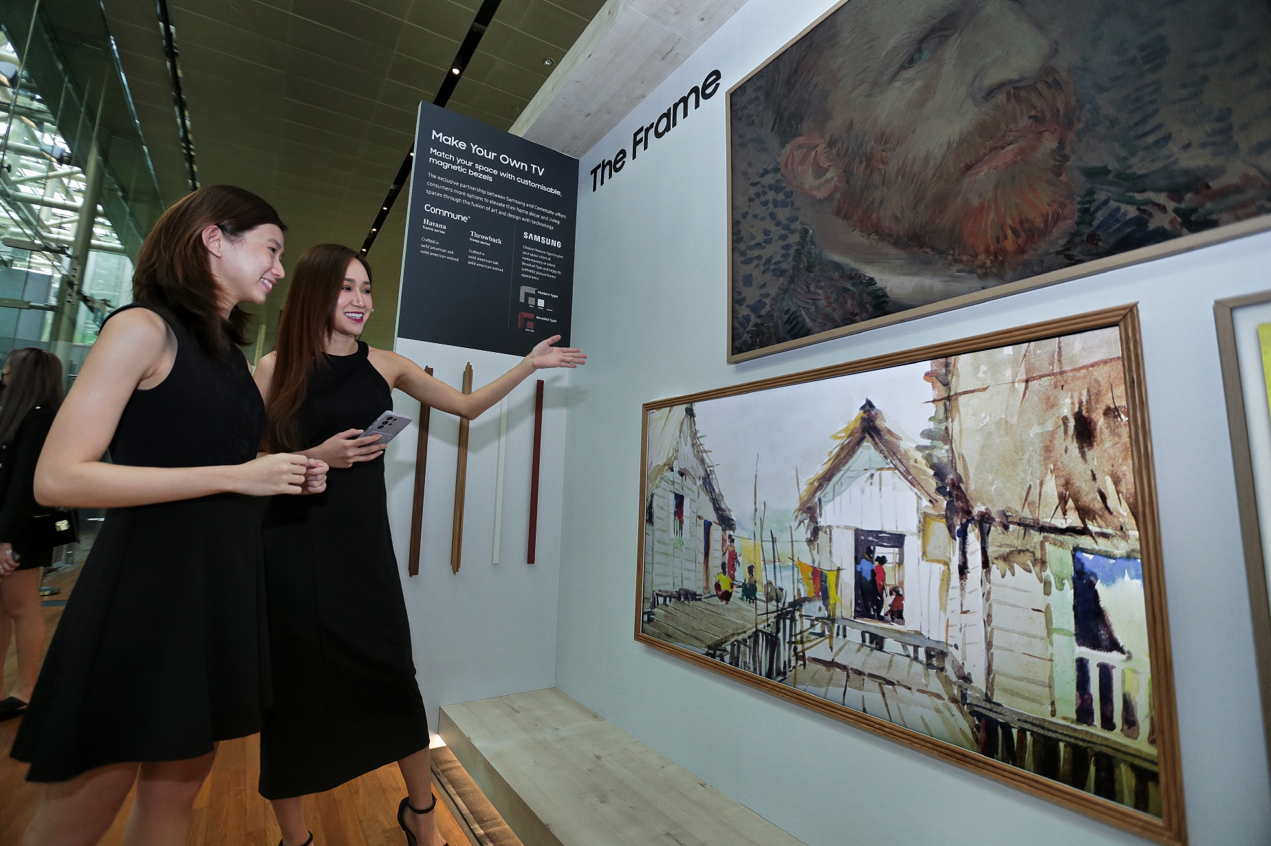 13일 싱가포르 국립미술관에서 삼성전자 2022년 TV 신제품 출시 행사에서 참석자들이 라이프스타일 TV '더 프레임'을 체험하고 있다. 사진=삼성전자