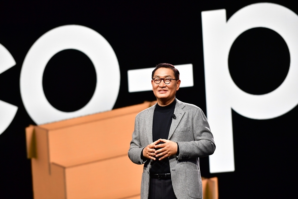 한종희 삼성전자 DX부문장(부회장)이 지난 'CES 2022' 기조연설에서 "모든 사용자는 자신의 디바이스를 개인화할 수 있어야 하며, 스마트싱스로 고도화된 연결 경험을 제공하겠다"며 '#YouMake'의 지향점을 제시하고 있다. 사진=삼성전자