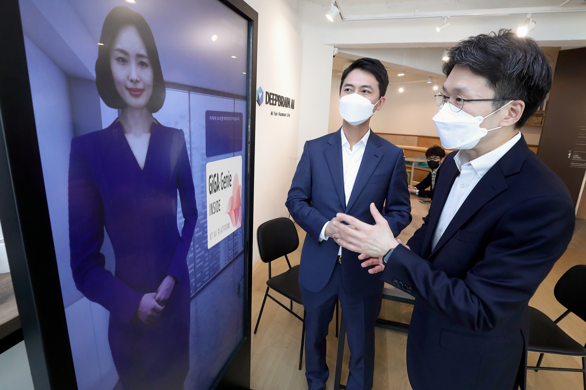 서울 강남의 딥브레인AI 사옥에서 최준기 KT AI/BigData사업본부 본부장(오른쪽)이 장세영 딥브레인AI 대표이사에게 AI 휴먼에 대한 설명을 듣고 있다. 사진=KT