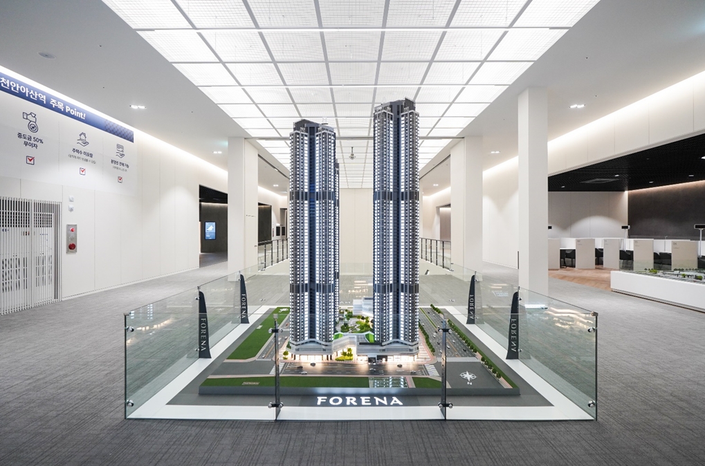 사인물을 최소화하고 재활용 가능한 마감재를 적극 도입한 한화 포레나 천안아산역 분양홍보관. / 사진제공=한화건설