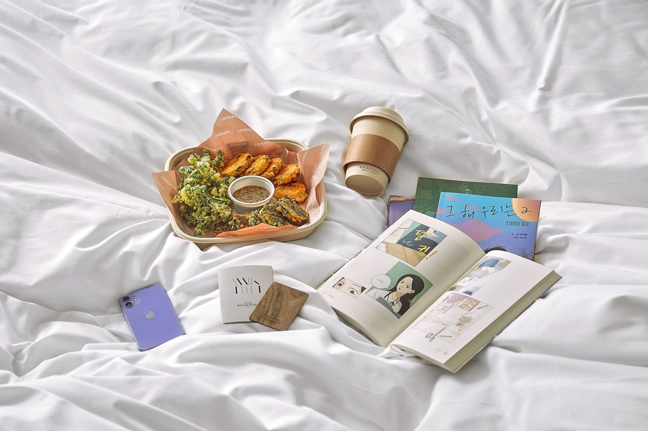 ‘플랜 포 유’ 패키지를 통해 제공되는 웹툰 대여와 테이크 아웃 커피, 객실 내 미니바 무료 제공 서비스./ 사진제공 = 워커힐 호텔앤리조트