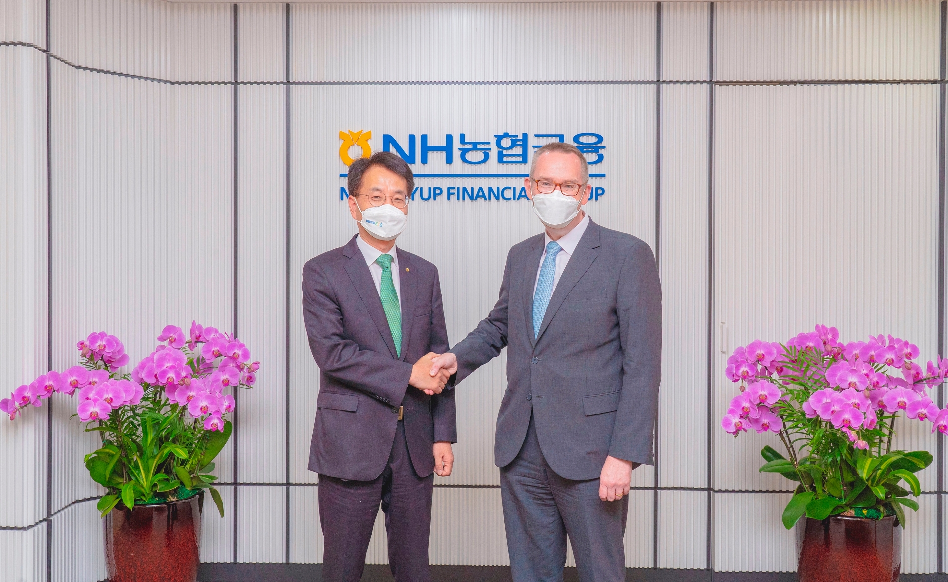 손병환 NH농협금융 회장(왼쪽)이 지난 14일 서울 중구 본사에서 콜린 크룩스 주한영국대사와 환담 후 기념촬영을 하고 있다./사진=NH농협금융