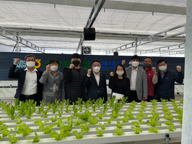NH농협은행은 19일 충남 천안 스마트농업지원센터에서 스마트팜 도입 활성화와 금융지원 제도개선을 위한 현장 간담회를 열었다고 20일 밝혔다.김춘안 농협은행 농업·녹색금융부문 부행장(왼쪽에서 네 번째)과 임직원들이 스마트농업 지원센터 간담회 참석자들과 기념촬영을 하고 있다./사진=NH농협은행