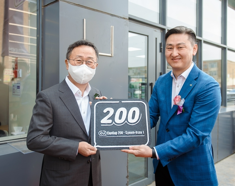 이건준 BGF리테일 대표와 간볼드 친저릭 센트럴 익스프레스 대표가 20일 진행된 몽골 CU 200호점(보양트오카점) 오픈식에서 기념촬영을 하고 있다./사진제공=BGF리테일