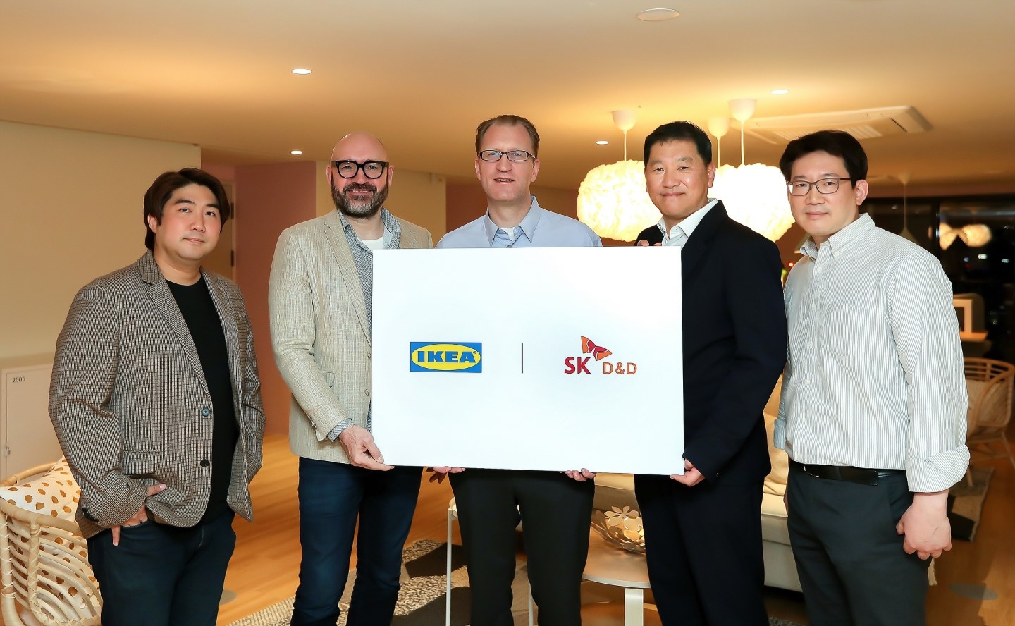 SK디앤디가 이케아 코리아와 지속가능한 주거 문화 조성을 위한 상호양해각서(MOU)를 체결했다고 27일 밝혔다. 왼쪽부터 서기석 이케아 코리아 마케팅 매니저, 니콜라스 욘슨 커머셜 매니저, 프레드릭 요한손 대표, 김도현 SK디앤디 대표, 이주한 디앤디프라퍼티매니지먼트 대표. / 사진제공=SK디앤디