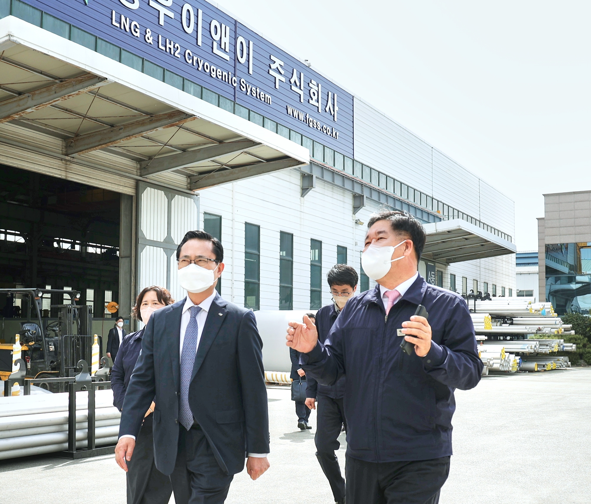 권남주 한국자산관리공사 사장(왼쪽)이 27일 부산 강서구 정우이앤이(주)를 방문한 모습./사진=한국자산관리공사