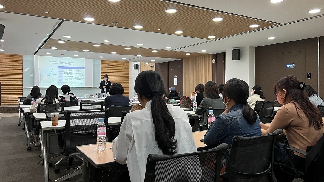 지난 27일 서울시 강남구 소재 신한아트홀에서 진행된 ‘디지털 두뇌건강강사 발대식’에서 강사들이 설명 듣는 모습./사진=신한은행