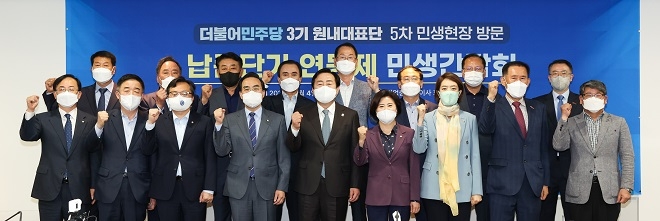 박홍근 더불어민주당 원내대표 (앞줄 왼쪽 네번째)와 (다섯번째)김기문 중기중앙회장. 제공=중기중앙회