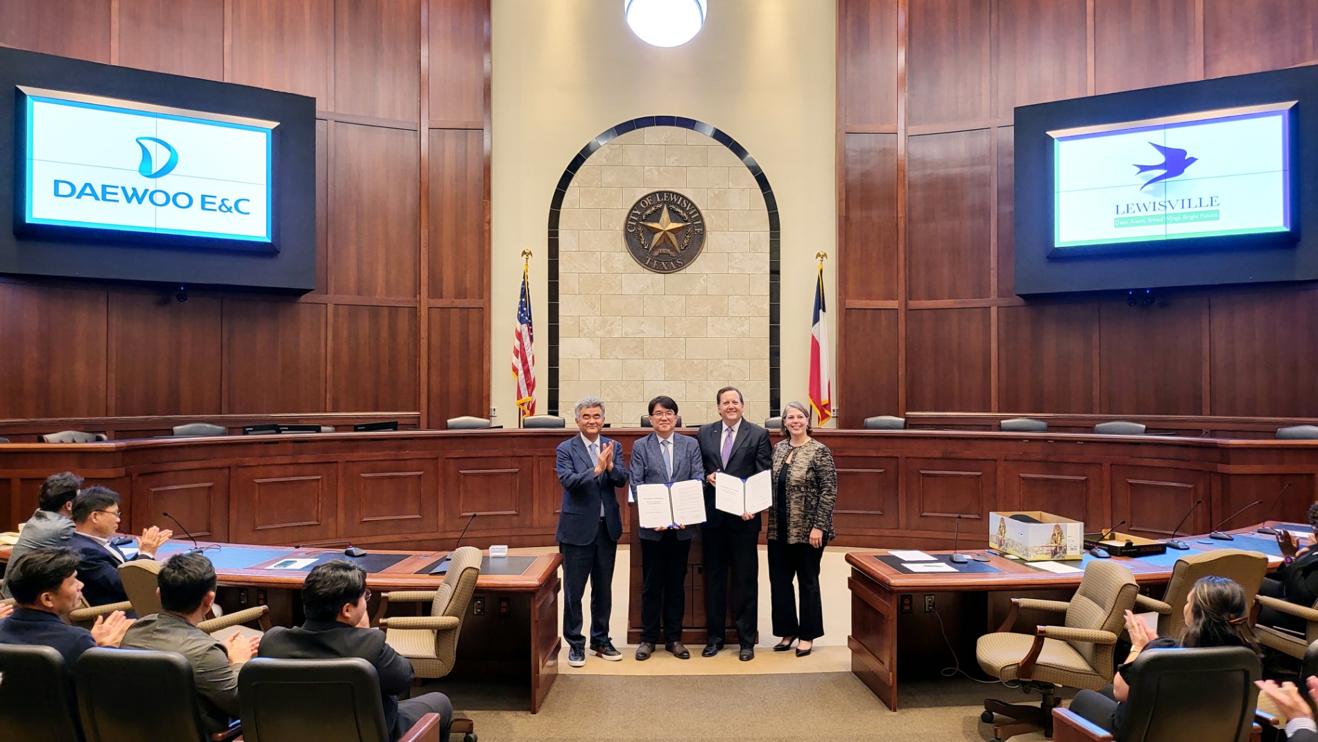 중흥그룹 정원주 부회장(가장 왼쪽). 대우건설 한승 신사업추진실장(가운데 왼쪽)이 시의회의사당에서 루이스빌시 T. J. Gilmore 시장(가운데 오른쪽), Claire Powell 부시장(가장 오른쪽)과 MOU 체결 뒤 기념사진을 촬영하고 있다. / 사진제공=대우건설