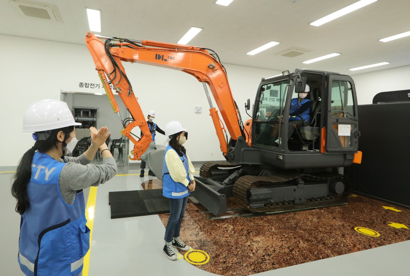 현장 안전체험교육에 나서고 있는 DL이앤씨 신입사원들 / 사진제공=DL이앤씨