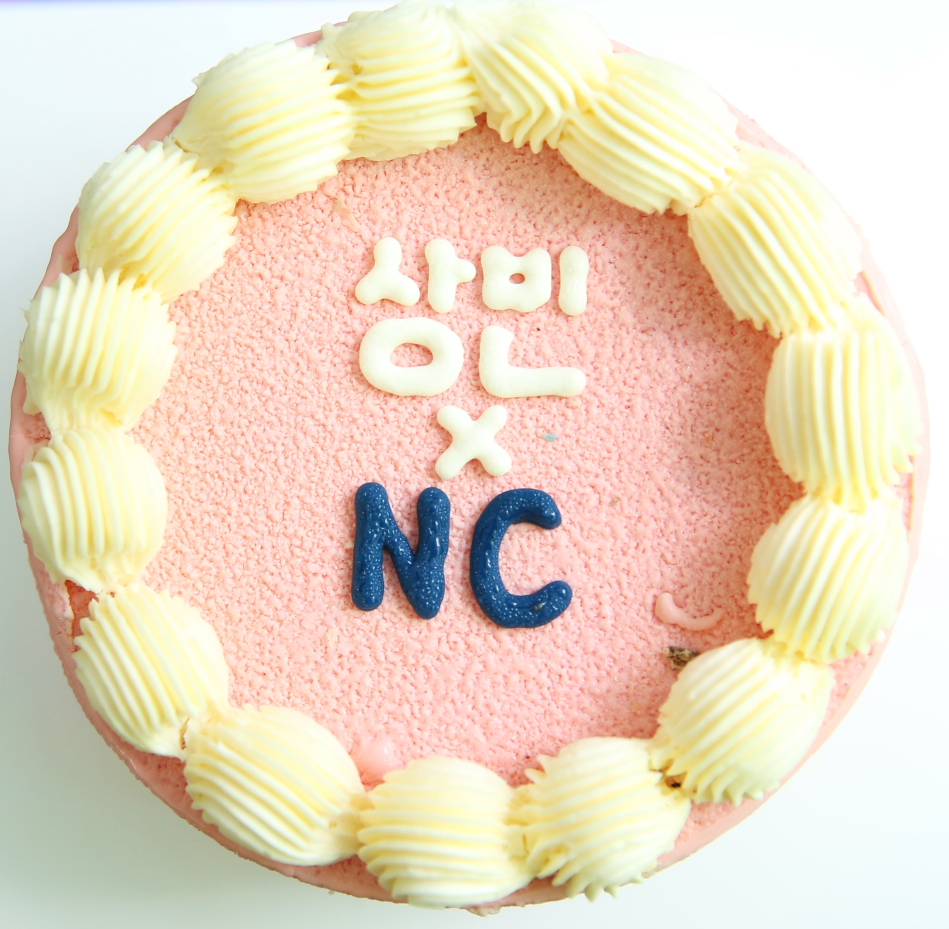 엔씨소프트가 신입사에 입사 100일 축하 케이크를 제공했다. 사진=엔씨소프트