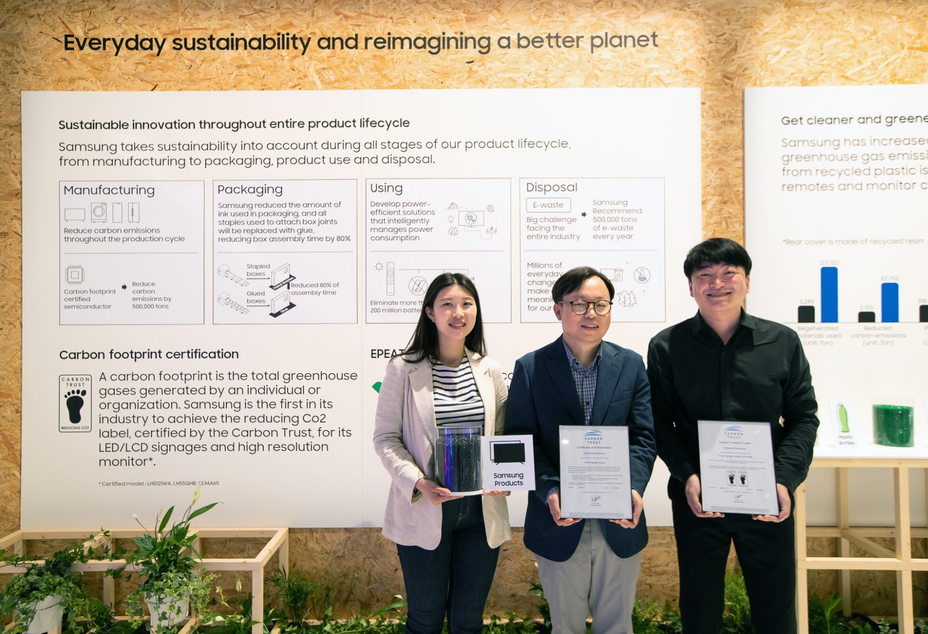 ISE 2022가 열리고 있는 스페인 바르셀로나 피라 그라 비아 전시장에서 삼성전자 영상디스플레이사업부 Enterprise 개발 이종포 상무(가운데)와 개발자들이 사이니지 제품 탄소 발자국 인증서와 제품에 활용되는 재생 플라스틱을 들고 있다. 사진=삼성전자