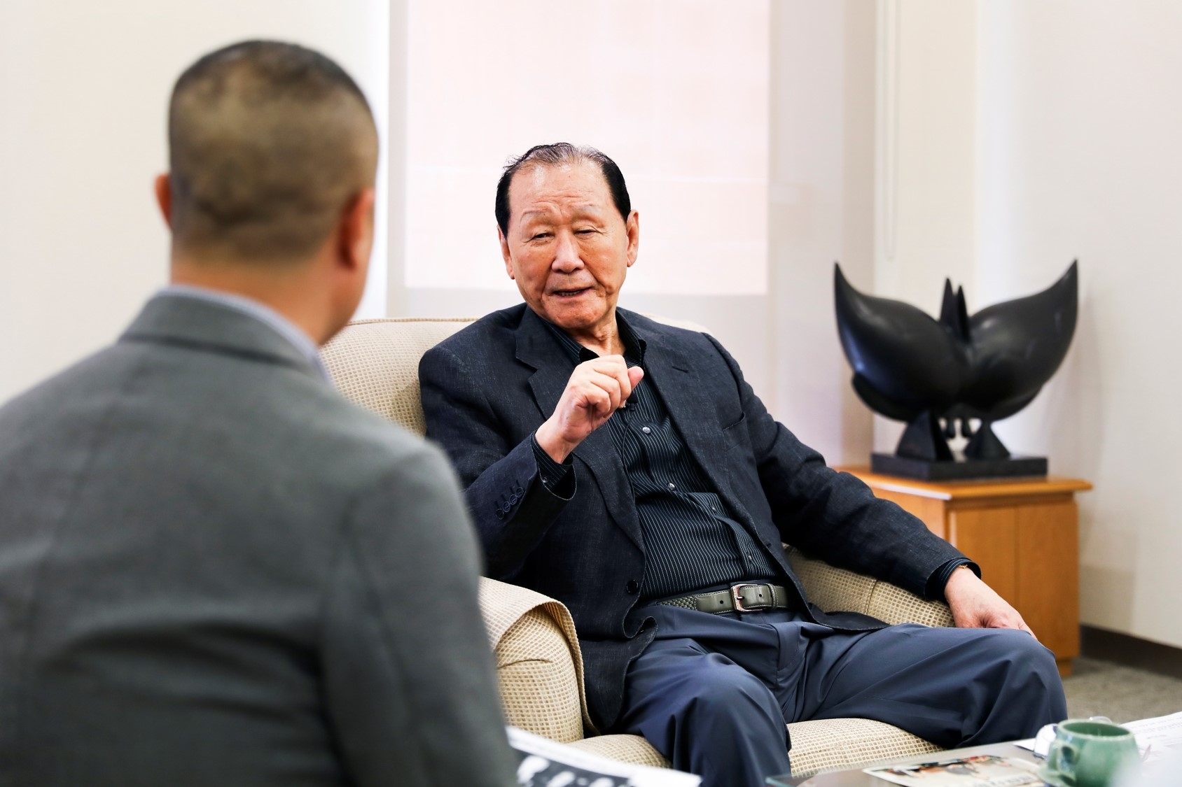 구자학 아워홈 회장이 2018년 직원과 이야기 나누는 모습./ 사진제공 = 아워홈