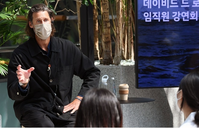 데이비드 드 로스차일드가 현대자동차 임직원을 대상으로 '대자연과 기업 시민의식'을 주제로 강의하고 있다. 제공=현대차.