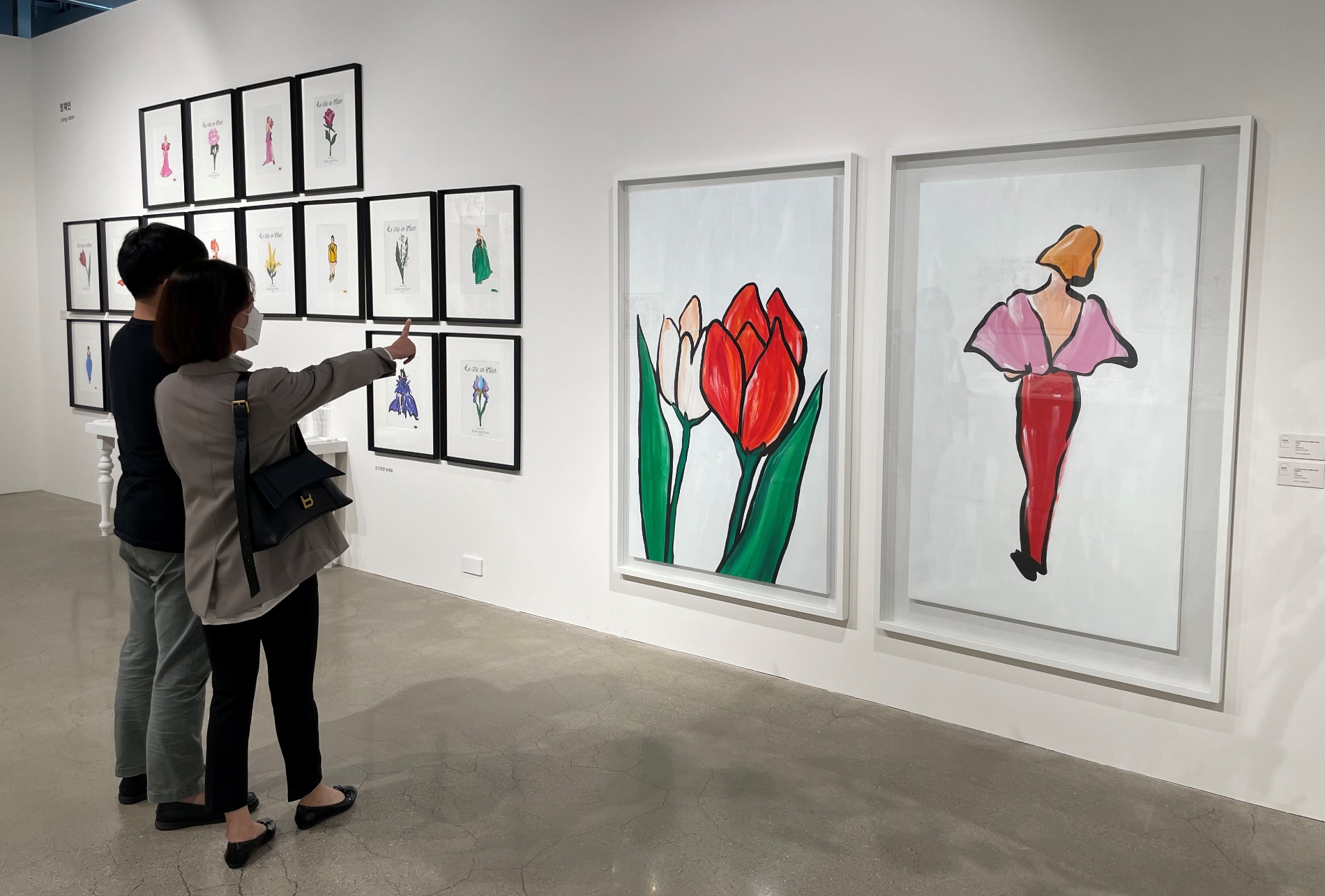 고객 2명이 롯데갤러리 동탄점에서 전시회를 보는 모습./ 사진제공 = 롯데쇼핑