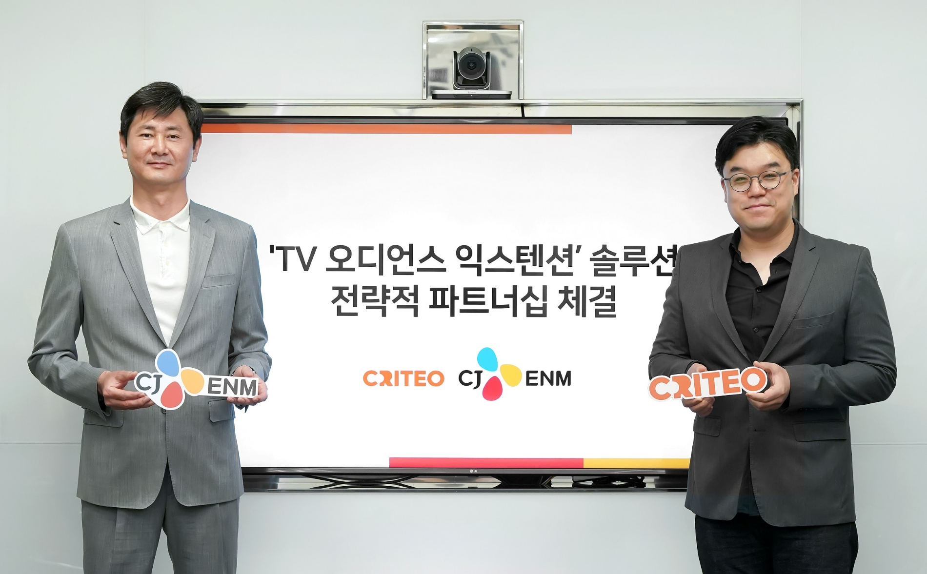CJ ENM 이상무 미디어솔루션본부장(왼쪽)과 크리테오코리아 김도윤 대표(오른쪽)가 12일 서울 중구 제일제당 센터 내 CJ ENM 사무실에서 'TV 오디언스 익스텐션 파트너십'을 체결하고 있다./사진제공=CJ ENM