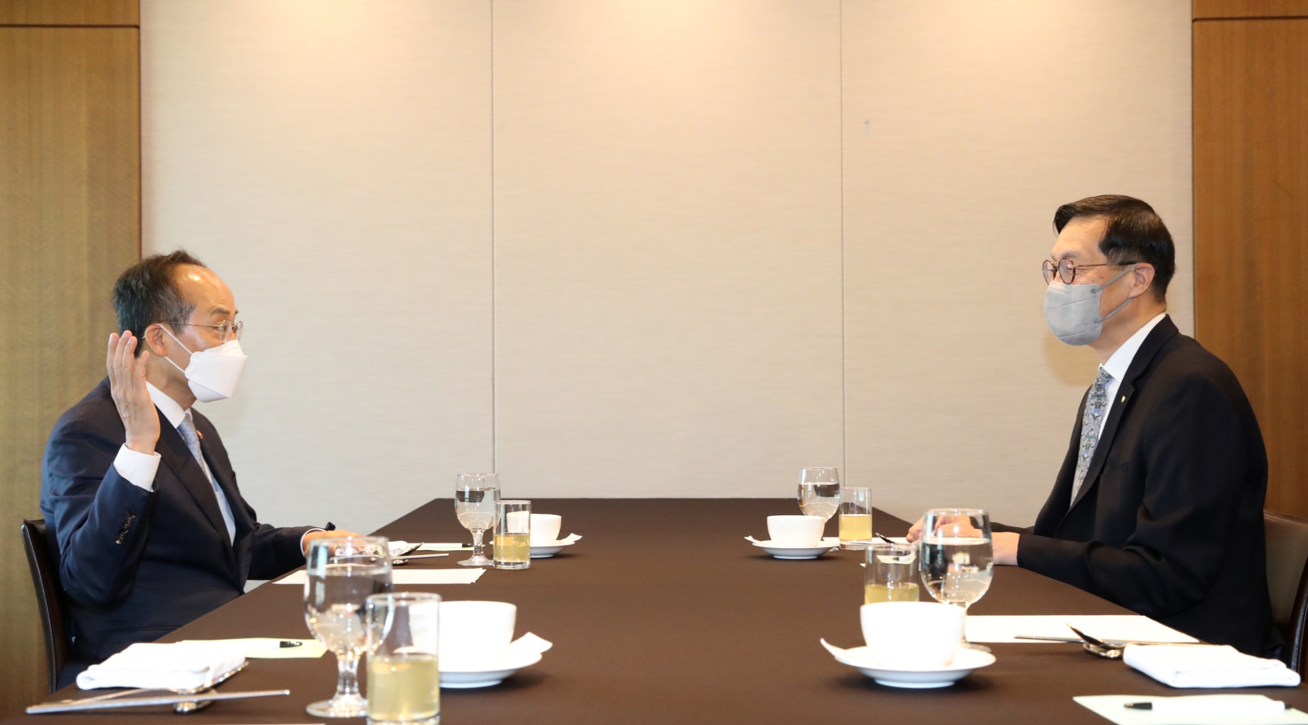 추경호 경제부총리 겸 기획재정부장관과 이창용 한국은행 총재가 16일 오전 서울 한국프레스센터에서 회동하고 있다. / 사진제공= 한국은행(2022.05.16)