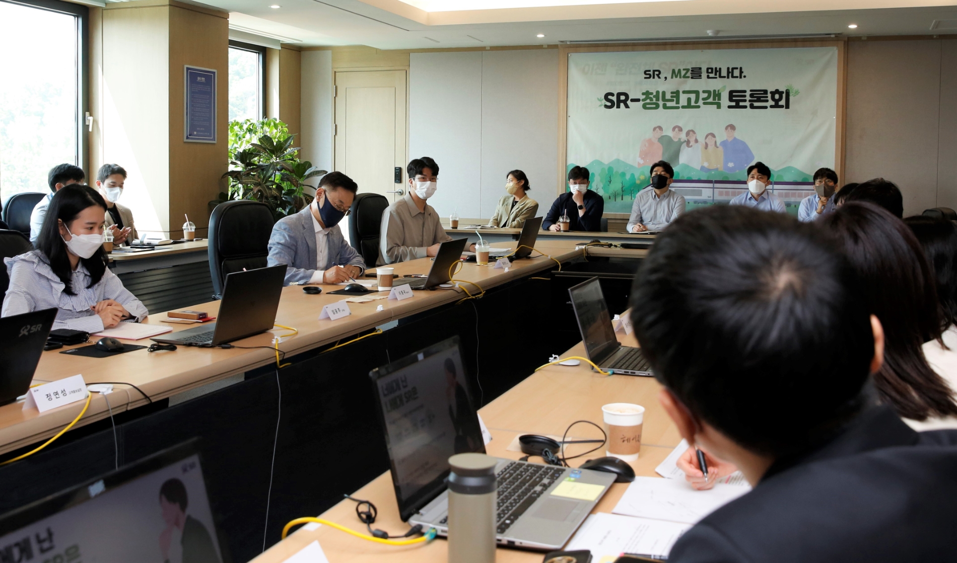 SR은 17일(화) 수서 본사 사옥에서 MZ세대 고객을 초청해 이종국 대표이사가 직접 ‘2030세대가 바라본 SRT, 바라는 SRT’라는 주제로 청년고객 토론회를 열었다. / 사진제공=SR