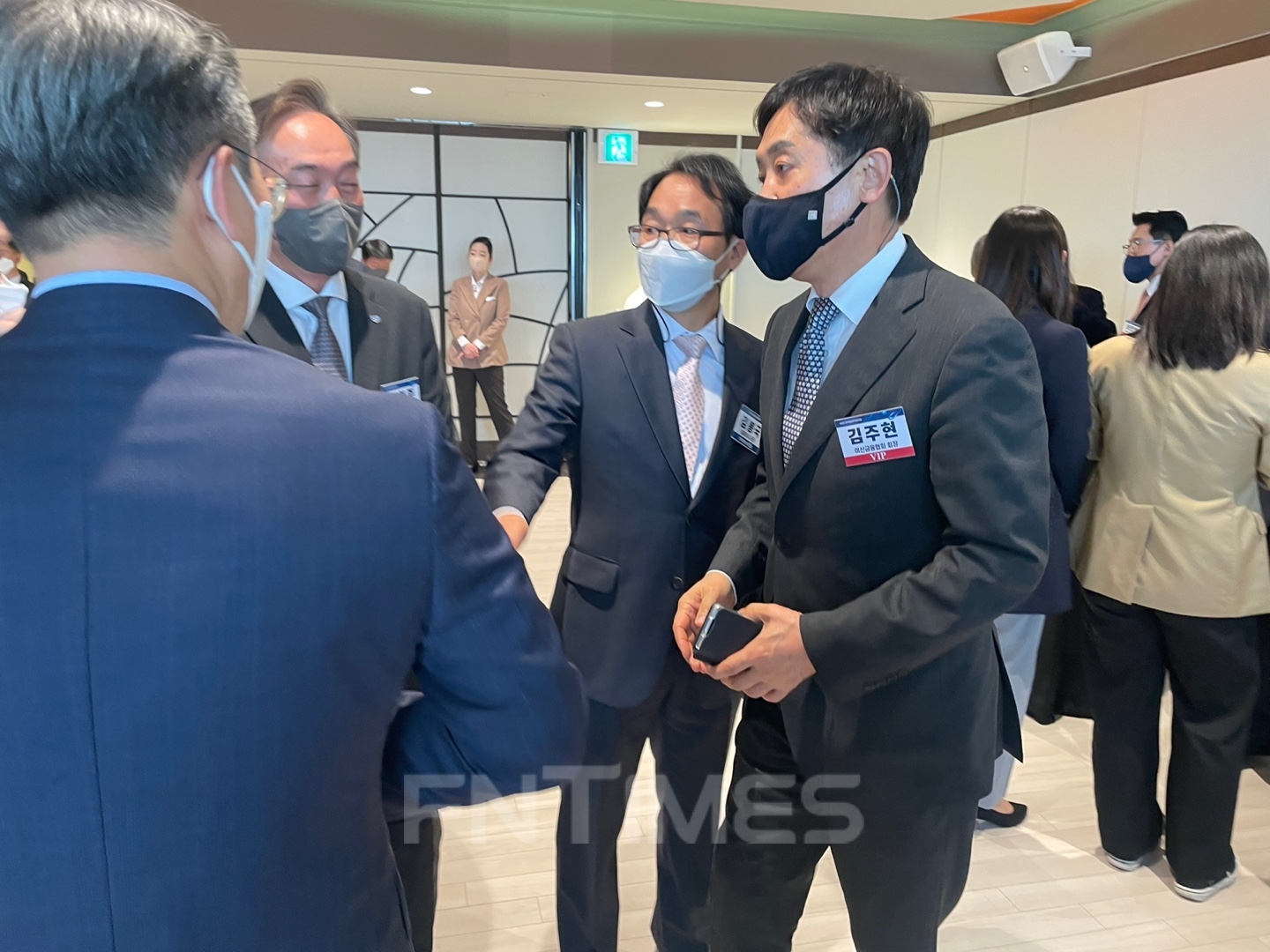 김주현 여신금융협회장이 신현준 신용정보원장, 김봉국 한국금융신문 사장 등과 인사를 나누고 있다./사진=전하경 기자