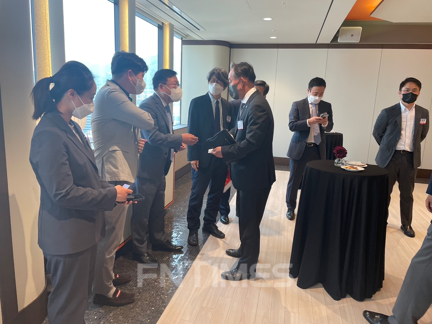 이근주 핀테크산업협회장이 신현준 신용정보원장과 인사를 나누고 있다./사진=전하경 기자