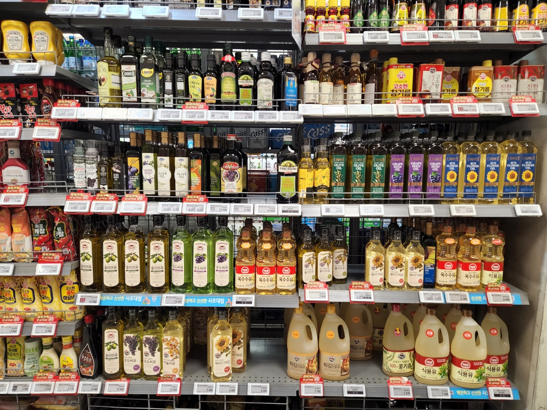 러시아 우크라이나 침공, 인도네시아 팜유 수출 제한 등 식용유 공급 차질 우려가 늘자 일부 온라인 몰이 식용유 구매 수량 제한에 나섰다. 사진은 16일 수도권 한 대형마트의 식용유 매대 모습./사진=나선혜기자