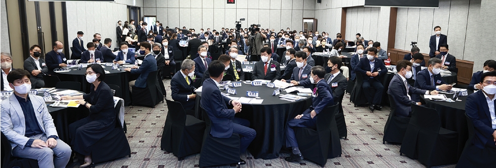 ▲ 17일 서울 중구 은행연합회 2층 국제회의실에서 열린 ‘2022 한국금융미래포럼’ 행사에서 참석자들이 객석을 가득 메우고 있다. 이날 참석자들은 국내 최고 전문가들의 발표 강연을 놓치지 않기 위해 오후 2시부터 6시까지 시종 자리를 비우지 않는 열의를 보였다.