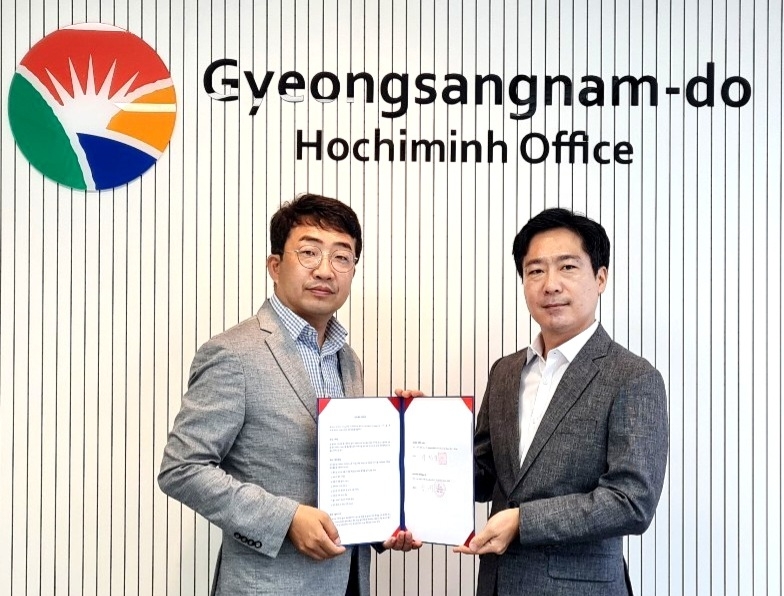 신지민(오른쪽) 알스퀘어 베트남 지사장과 이정만 경상남도 호찌민 사무소장이 상업용 부동산 정보 제공을 위한 업무협약을 체결했다. / 사진제공=알스퀘어