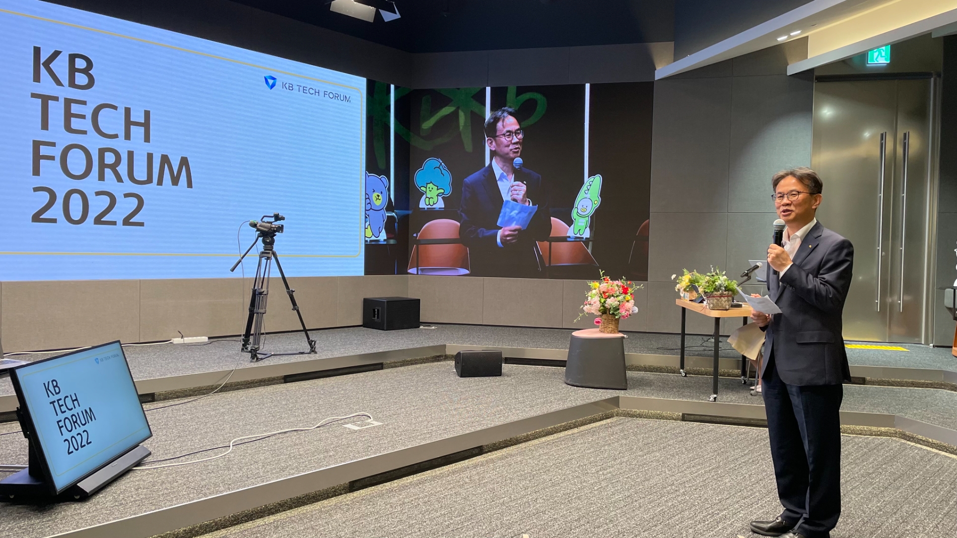 윤진수 KB국민은행 테크그룹 대표가 지난 20일 서울시 영등포구 KB국민은행 신관에서 열린 'KB 테크포럼 2022'에서 강평을 하고 있다./사진=KB국민은행