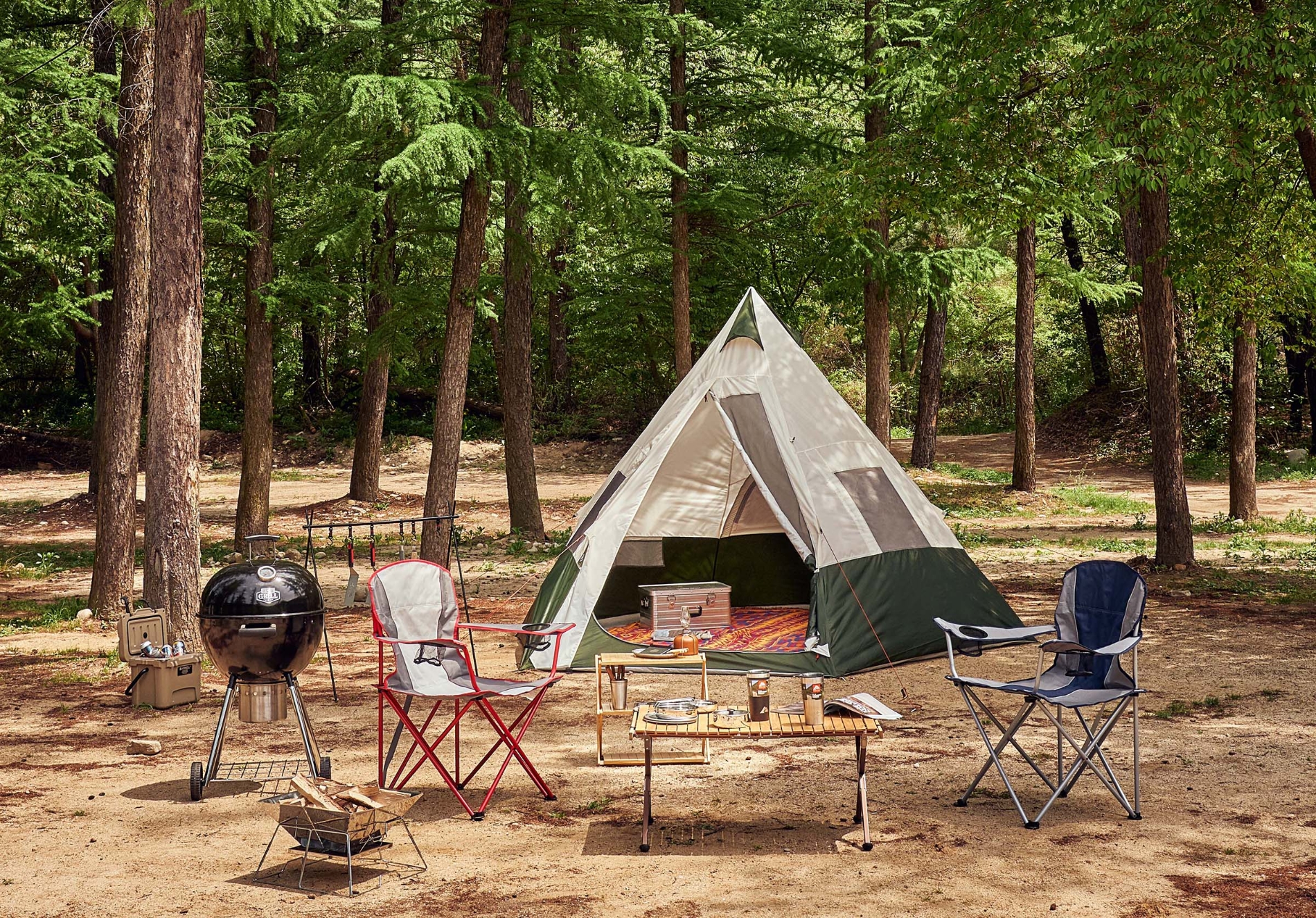 홈플러스가 오는 26일 ‘미국 월마트 단독브랜드 론칭 프로젝트 1탄‘으로 첫 선을 보이는 캠핑용품 단독 브랜드 ‘오자크 트레일’과 BBQ용품 ‘엑스퍼트 그릴’의 대표상품./ 사진제공 = 홈플러스