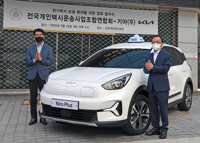 기아 국내사업본부장 권혁호 부사장(왼쪽)과 전국개인택시운송사업조합연합회 박권수 회장. 제공=기아.