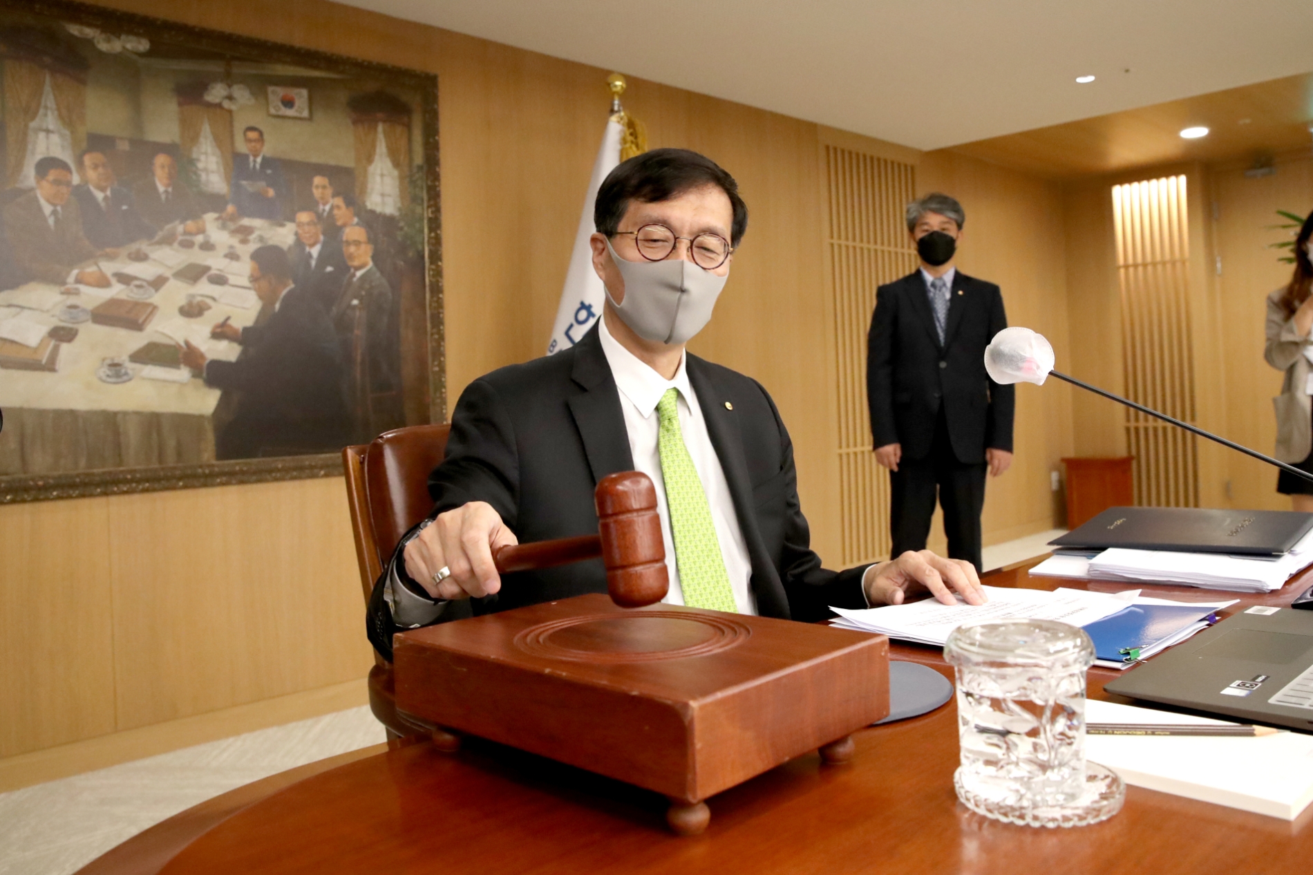 이창용 한국은행 총재가 26일 오전 서울 중구 한국은행에서 열린 금융통화위원회 본회의에서 회의를 주재하고 있다. 의사봉을 두드리는 이창용 총재. / 사진제공= 한국은행(2022.05.26)