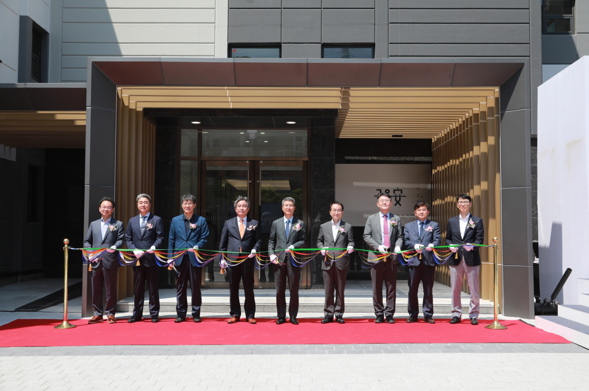 (사진 좌측부터) 삼성물산 건설부문 ENG실 김재호 부사장, 삼우설계 손창규 대표이사, 한국콘크리트학회 박홍근 회장, 한국건설기술연구원 김병석 원장, 삼성물산 건설부문 오세철 사장, 국토교통부 주택토지실 김수상 실장, 대한건축학회 최창식 회장, 건축시공학회 임남기 회장, 삼성물산 건설부문 건축주택사업부 최영우 부사장 / 사진제공=삼성물산 건설부문