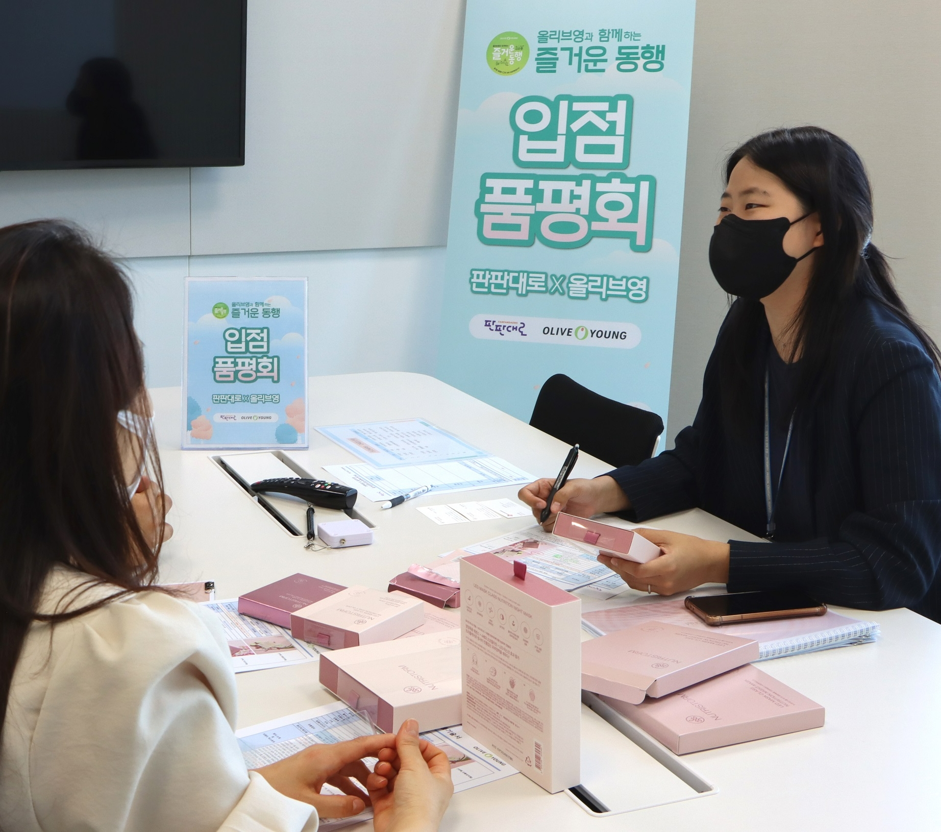 26일 열린 즐거운 동행 품평회에 참석한 중소기업 관계자가 올리브영 MD와 입점 상담을 진행하고 있는 모습이다./사진제공=CJ올리브영