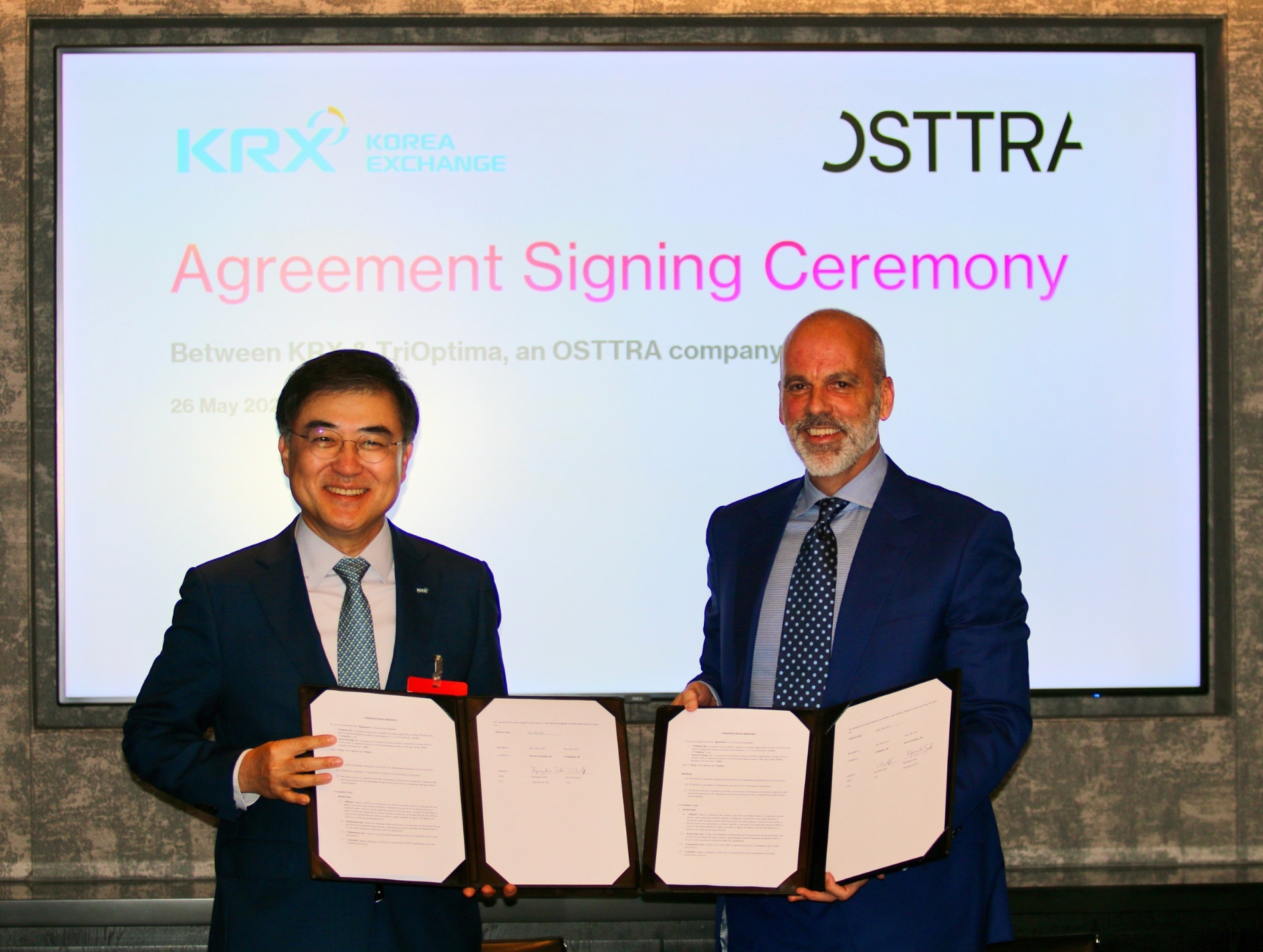 26일 영국 런던에서 한국거래소와 트라이옵티마가 아웃소싱 계약을 체결했다. 왼쪽부터 손병두 한국거래소 이사장, 가이 로클리프 트라이옵티마 CEO. / 사진제공= 한국거래소(2022.05.27)