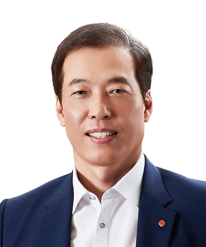 △ 1960년생 (63세) / 건국대 대학원 경영학 박사 / 1987 롯데홈쇼핑 입사 / 2003 롯데백화점 안양점 점장 / 2005 롯데백화점 강남점 점장(이사대우부장) / 2007 롯데백화점 노원점 점장 / 2010 롯데백화점 부산본점 점장(상무) / 2012 롯데백화점 본점 점장 / 2014 롯데백화점 마케팅부문장 / 2017 롯데홈쇼핑 대표이사 / 2018 롯데홈쇼핑 대표이사 부사장 / 2020 롯데홈쇼핑 대표이사 사장./사진제공=롯데홈쇼핑