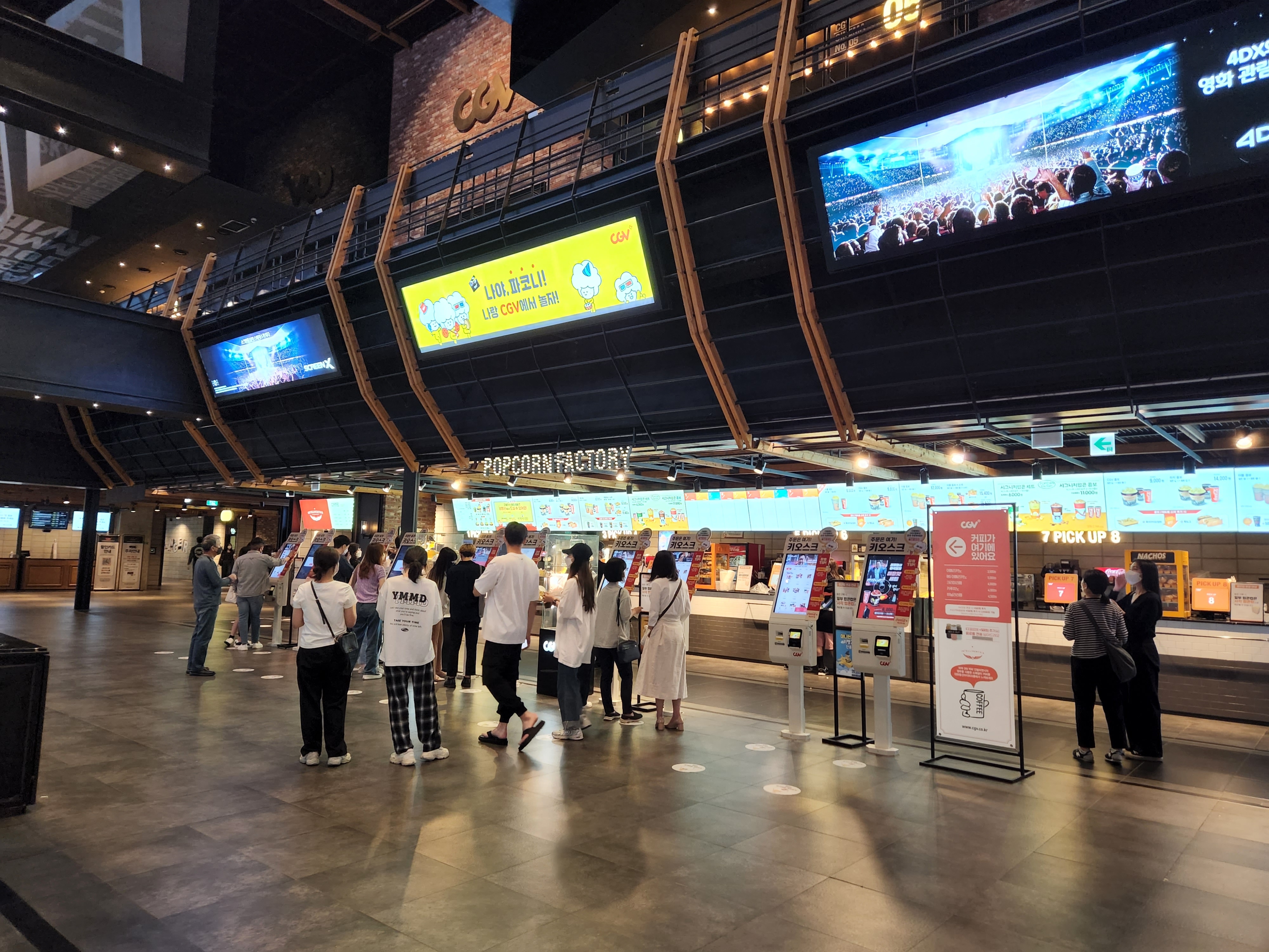 리오프닝으로 영화관이 다시 회복세다. 30일 서울 CGV 용산아이파크몰 모습. /사진=나선혜 기자