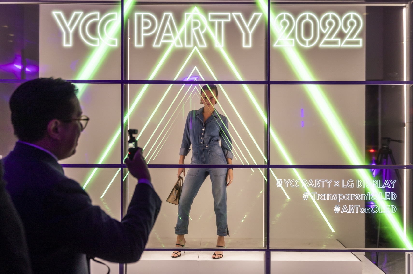미국 뉴욕 구겐하임 뮤지엄에서 열린 YCC 파티에서 파티에 참석자들이  LG디스플레이 55인치 투명 OLED 9대로 홀로그램을 구현한 대형 포토월에서 기념촬영을 하고 있다. 사진=LG