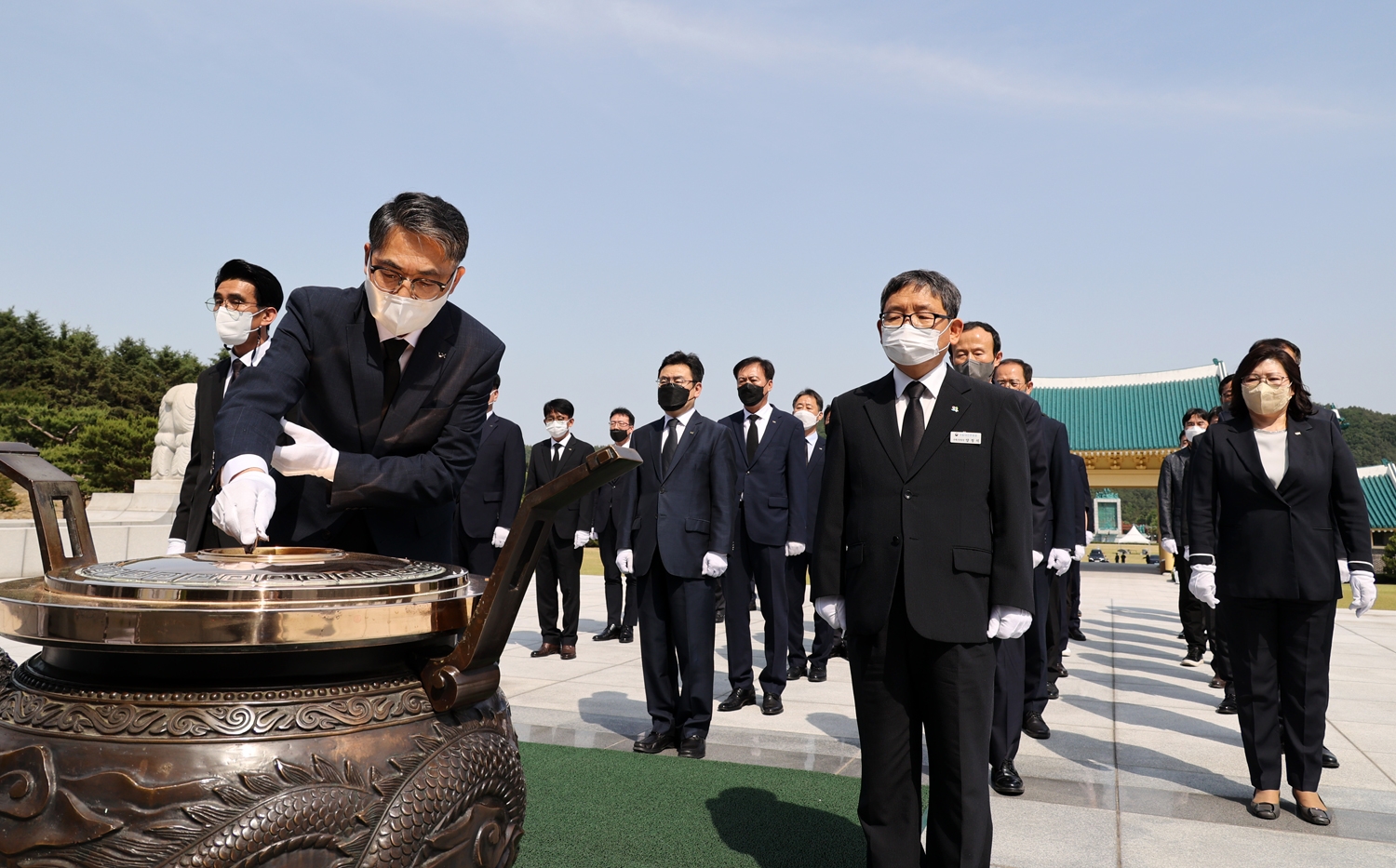 김정렬 LX한국국토정보공사 사장이 주요 임원진 40여 명과 3일 국립대전현충원을 참배하고 순국선열을 위해 분향하고 있다./사진=LX한국국토정보공사