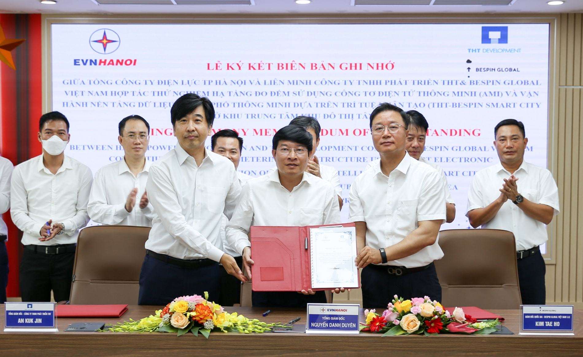 대우건설 THT디벨롭먼트 안국진 법인장(왼쪽)과 하노이전력공사 응우엔 단 듀엔 대표이사(가운데), 베스핀글로벌 베트남 김태호 법인장(오른쪽)이 AMI 구축 시범사업 MOU에 서명하고 기념촬영을 하고 있다. / 사진제공=대우건설