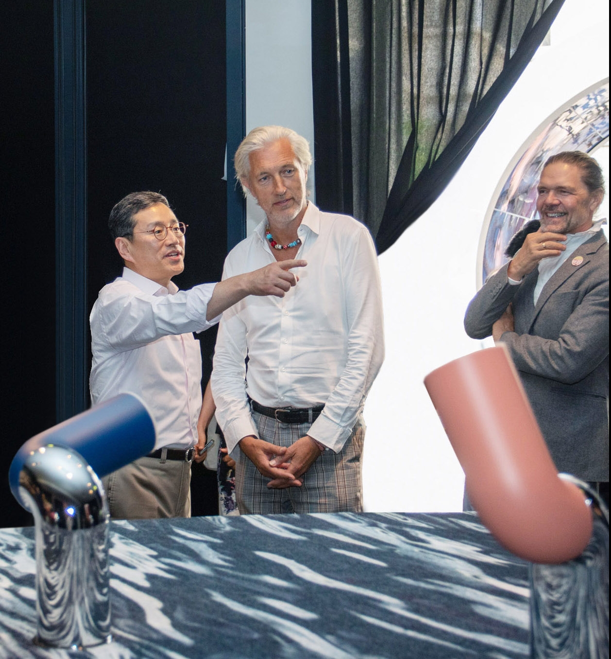 조주완 사장이 프리미엄 라이프스타일 브랜드 ‘모오이(Moooi)’의 전시 공간을 찾아 모오이 CEO이자 창립자 마르셀 반더스,  공동 CEO 로빈 비버즈와 이야기를 나누고 있다. 사진 왼쪽부터 조주완 사장, 마르셀 반더스, 로빈 비버즈. 사진=LG전자