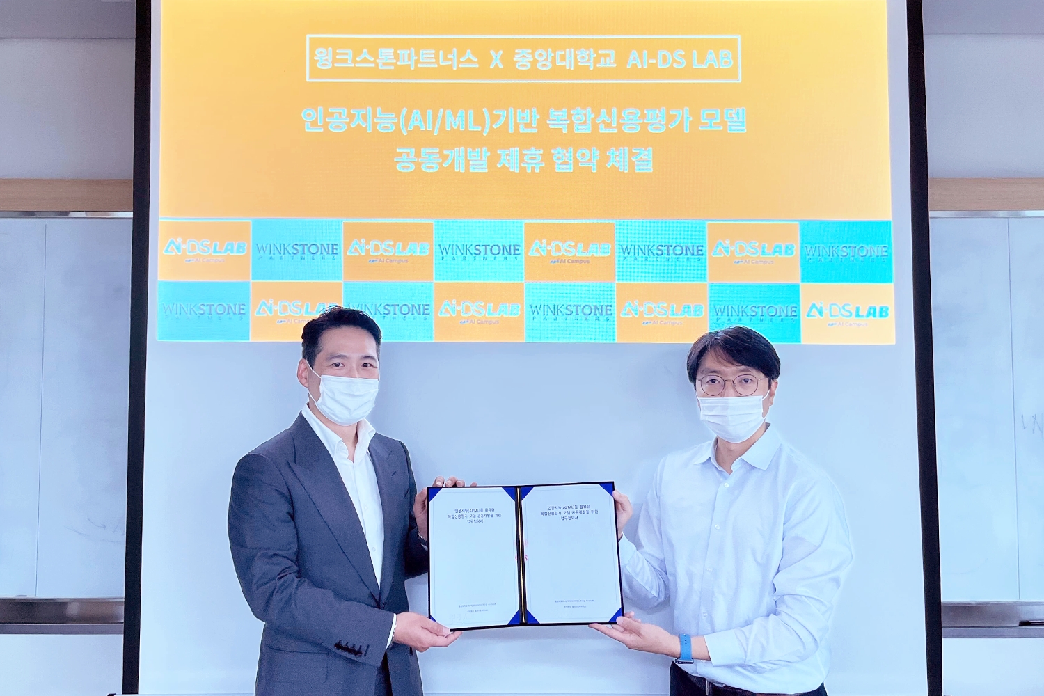 권오형 윙크스톤파트너스 대표(왼쪽)와 조윤식 중앙대학교 AI 데이터사이언스 연구실(AI-DS LAB) 교수(오른쪽)가 인공지능(AI/ML) 복합신용평가모델 개발을 위한 업무협약(MOU)를 체결했다. /사진제공=윙크스톤